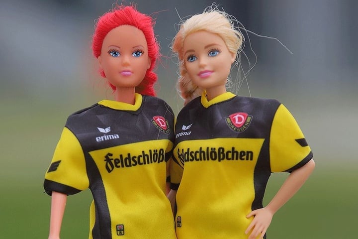 Barbie hat sich in ihrer Fan-Liebe schon für den richtigen Verein entschieden. Jetzt seid Ihr dran! Kinder sollten sich beim Ankleiden der Puppen aber von Mutti oder Papa helfen lassen. Der Trick: Die Ärmel-Öffnungen müssen vorher aufgetrennt werden.