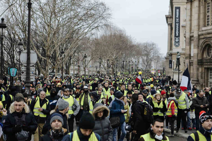 Der Nachrichtensender FranceInfo berichtete mit Verweis auf Polizeiquellen von landesweit insgesamt 25.000 Demonstranten.