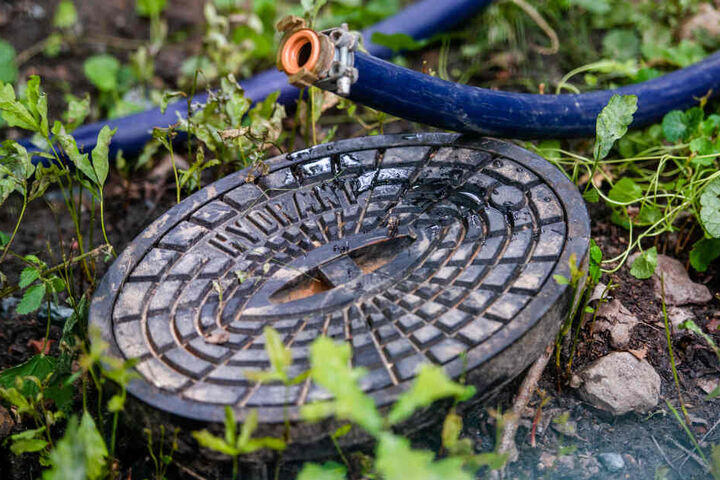 Diebe nahmen einen Hydranten im Wert von mehreren hundert Euro mit. In Folge dessen entstand ein großer Wasserschaden.