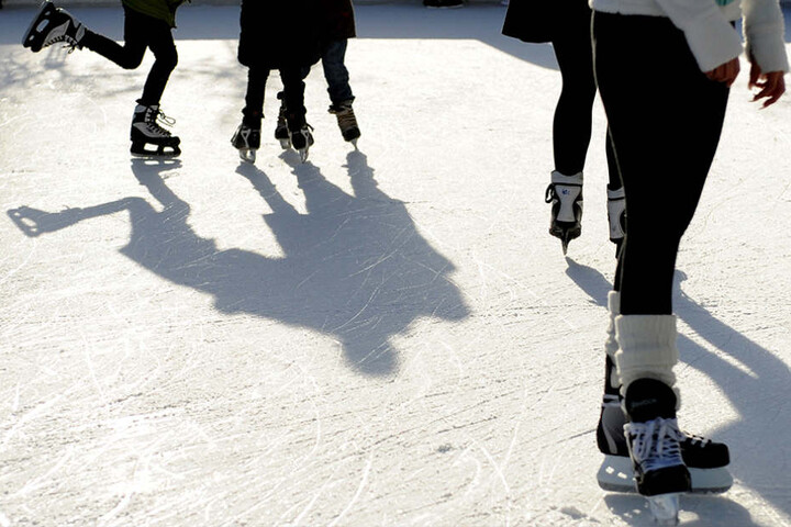 Beim Eislaufen tut man nicht nur was für die Figur. Die frische Luft hilft auch gegen die Katerstimmung am 1. Januar.