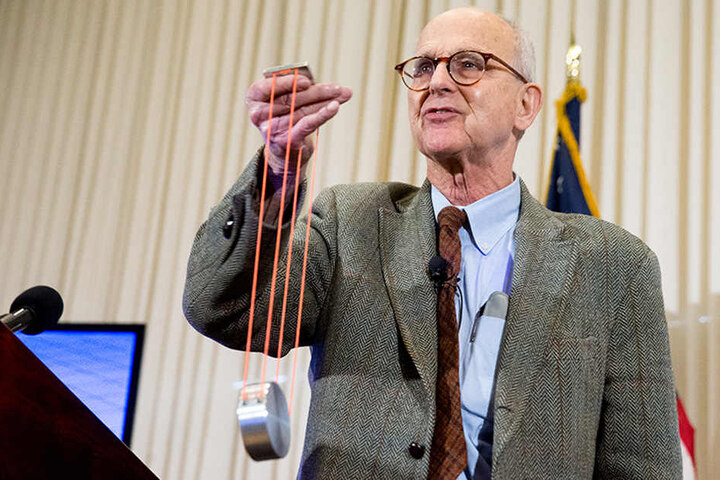 Der US-Forscher Rainer Weiss spricht in Washington (USA) während einer Pressekonferenz im National Press Club.