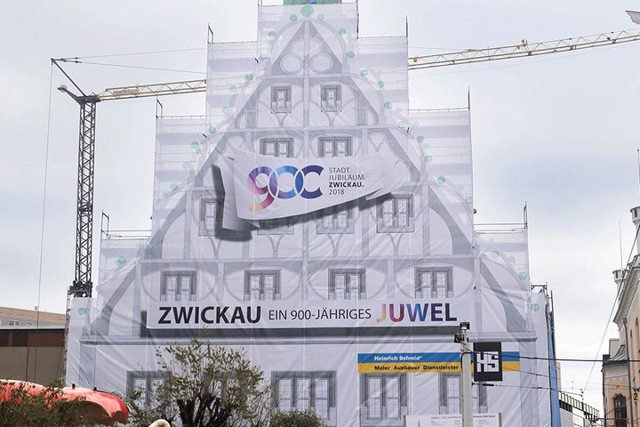 Das Zwickauer Gewandhaus, über 500 Jahre alt, soll umfassend saniert werden. Doch die Baustelle in der City hat sich zum großen Sorgenkind entwickelt. Die Wiedereröffnung 2019 scheint kaum realisierbar zu sein.