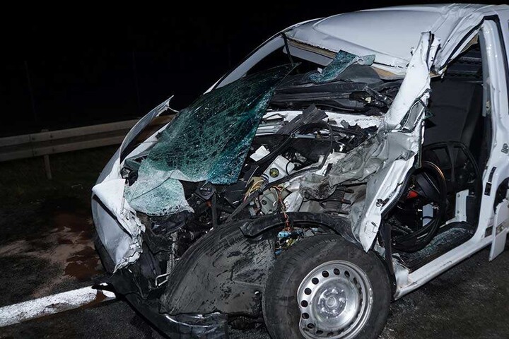Der Fahrer wurde mit dem Rettungshubschrauber in Krankenhaus nach Marzahn geflogen.