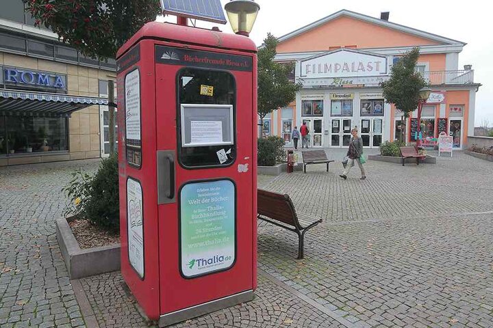 In dieser Bücher-Telefonzelle in Riesa treibt ein dubioser „Missionar“ sein
Unwesen.