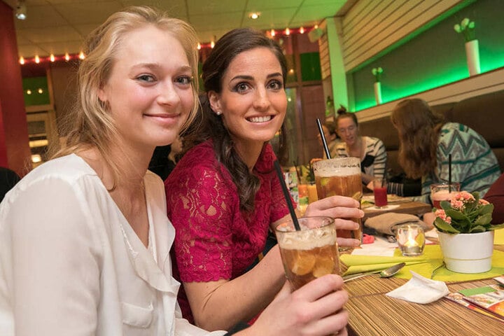 Dominika Strumilo (19) und Myrthe Schoot (28, r.) lassen es sich schmecken.