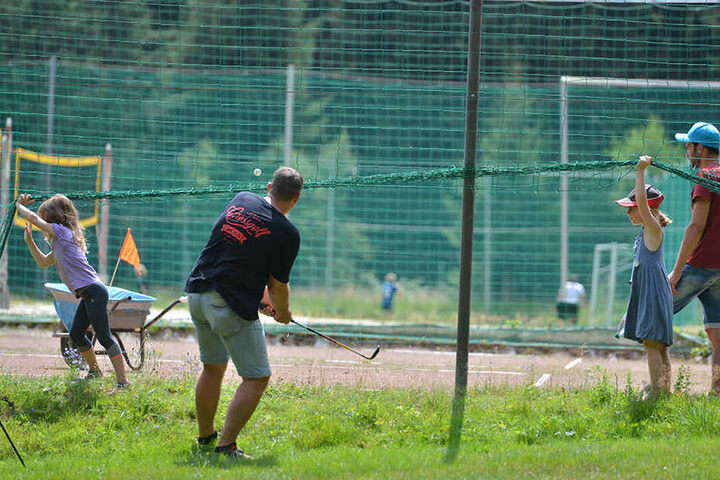 Golfen ohne Grenzen: Da müssen schon mal die Kinder ein Ballfang-Netz hochhalten.