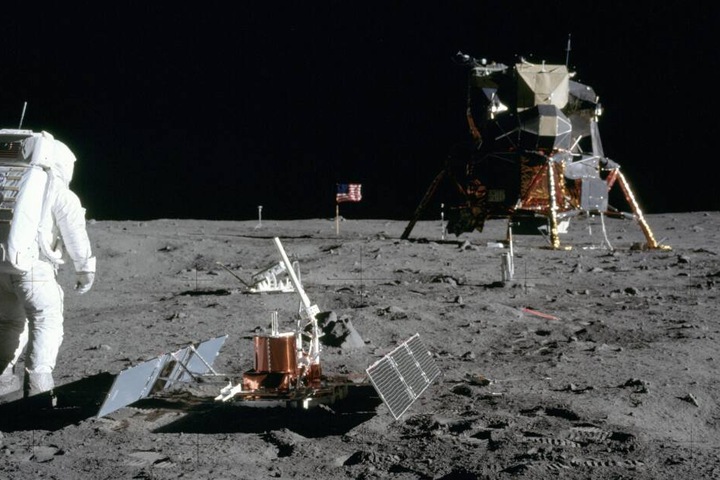 Die Apollo 11 Mission hatte diverse Messinstrumente dabei, die auch auf dem Mond zurückblieben und dort bis heute stehen. Die "Eagle" im Hintergrund brachte die Astronauten zurück zur Columbia und wurde später im All abgestoßen.