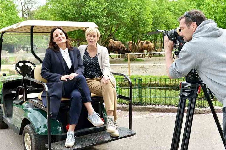 Gesine Cukrowski (49,l.) und Elisabeth Lanz (46) freuen sich über den gemeinsamen Dreh im Dresdner Zoo.