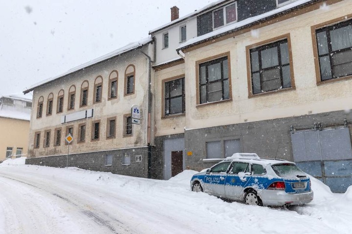 Polizeieinsatz im Crottendorfer Ortsteil: Im Asylbewerberheim war in der Nacht zu Sonntag ein Mann gewaltsam gestorben. Es soll sich um einen Algerier (31) handeln.