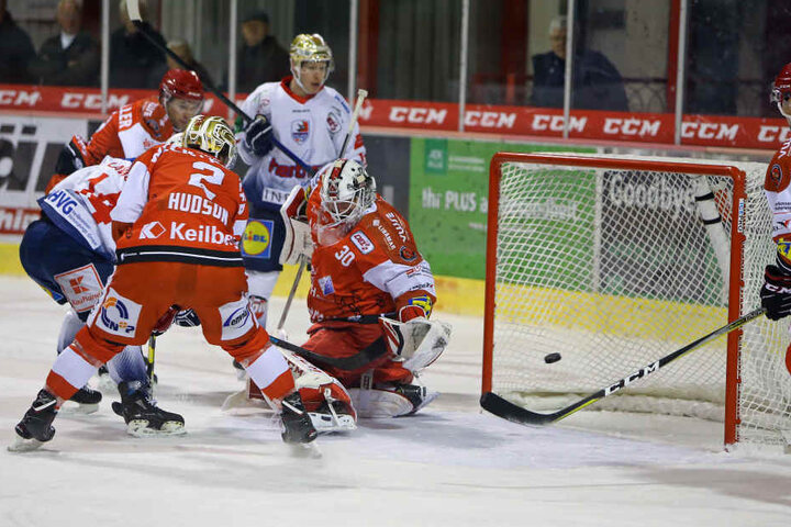 In Überzahl kassierte Crimmitschau das 0:1 durch Kevin Lavallée (l.). Carl Hudson (Nr. 2) konnte es nicht verhindern.