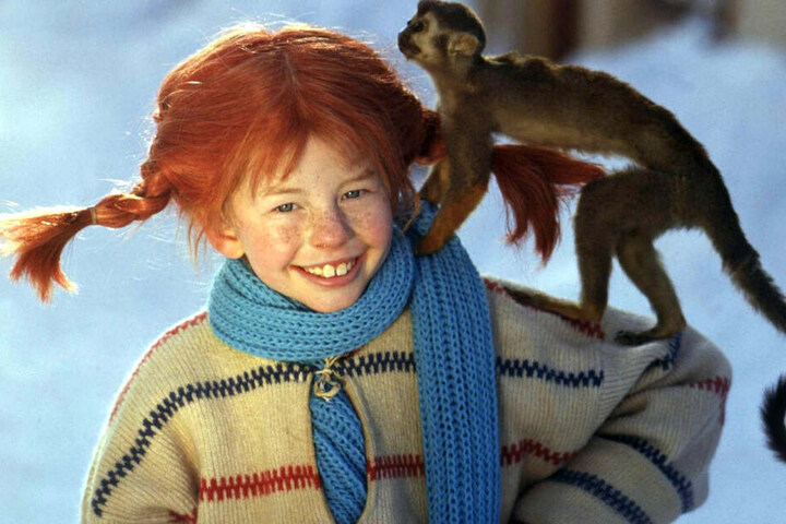 Lächelnd trägt die Schauspielerin Inger Nilsson 1968 als "Pippi Langstrumpf" ihr Äffchen auf der Schulter.