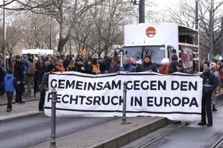 Die Demonstranten sind losgezogen.