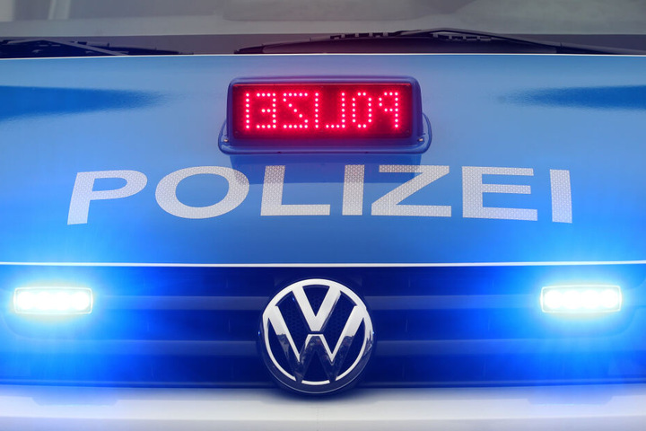 Die Polizei ermittelt, ob die Frau Opfer einer Straftat geworden ist.