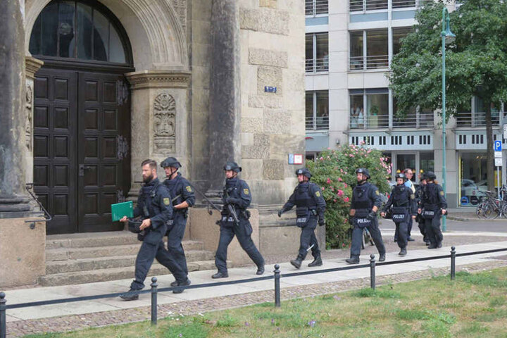 Rund um das Hotel sind Polizisten im Einsatz.