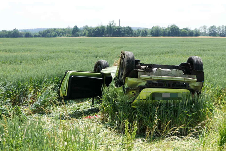 Der Peugeot überschlug sich mehrfach und landete im Feld.