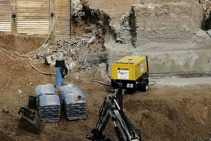 Die eingestürzte historische Mauer. Rechts daneben das Tonnengewölbe des Fürstlichen Hauses.