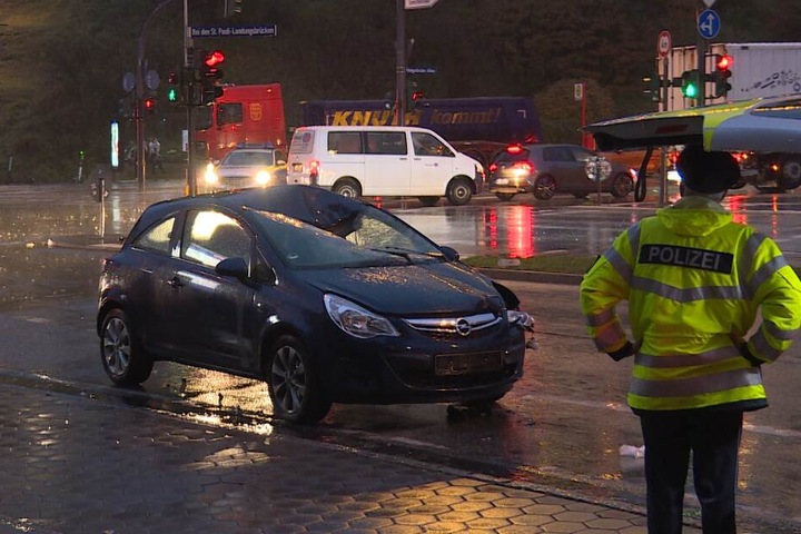 Die Windschutzscheibe zeigt, mit welcher Wucht der Radfahrer auf den Wagen knallte.