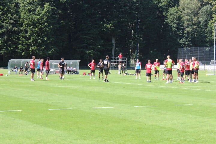 Trainer Achim Beierlorzer gibt während des Trainings Anweisungen an die FC-Profis.