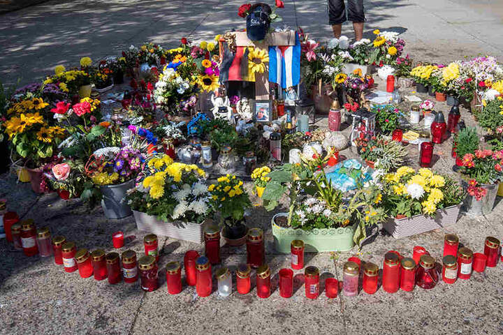 Am Tatort erinnern Kerzen und Blumen an den erstochenen Daniel H. (†35).
