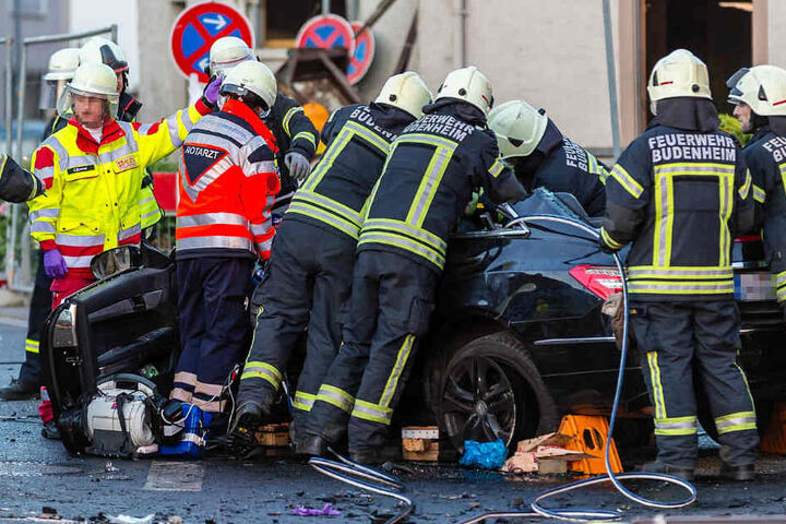 Zahlreiche Einsatzkräfte waren vor Ort, um den eingeklemmten Fahrer zu befreien.