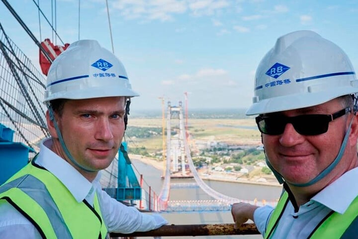 Das ist die Höhe! Minister Martin Dulig (l.) mit dem SPD-Landtagsabgeordneten Thomas Baum auf einem der 141 Meter hohen Pylonen der Maputo-Bridge.