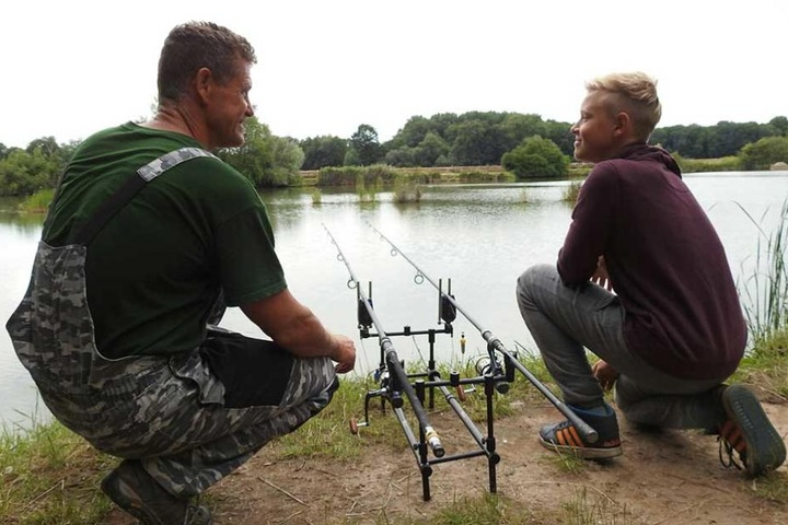 Angler Klaus
Rebholz und
Sohn Sebastian wurden
von dem ungewöhnlichen
Besuch überrascht.