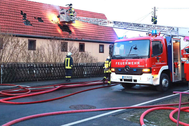 Der Dachstuhl eines Wohnhauses stand in Flammen.