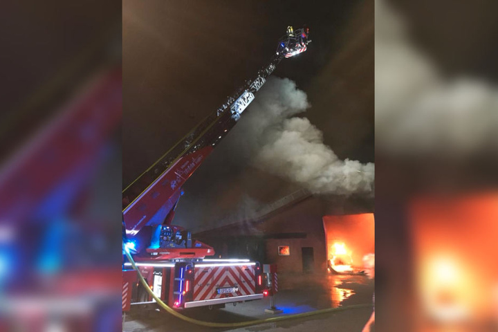 Auch von einer Drehleiter aus löschte die Feuerwehr.
