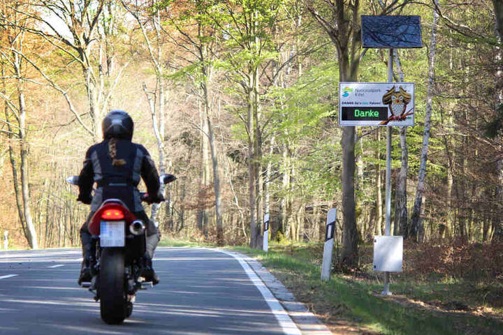 Wer angemessen fährt, erhält an dieser Anzeige in der Eifel ein "Danke".