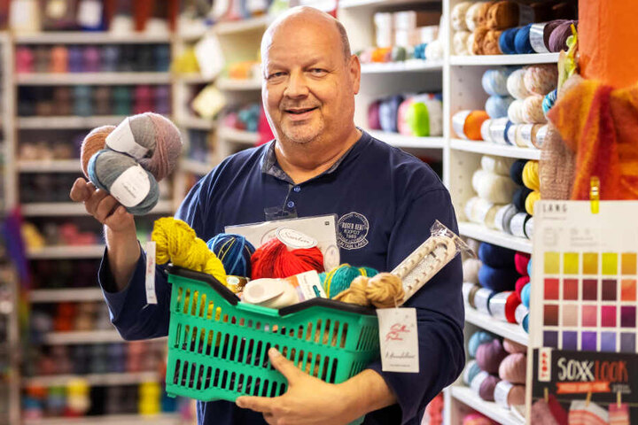 Auch für Strick-Fans gibt es Schnäppchen: Jirka Dähnert (56) vom "Silber-Faden" hat reduzierte Wolle im Angebot.