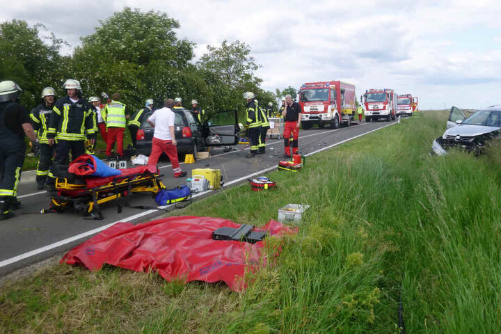 Das Bild zeigt Einsatzkräfte der Feuerwehr nach dem Unfall auf der Kreisstraße 34.