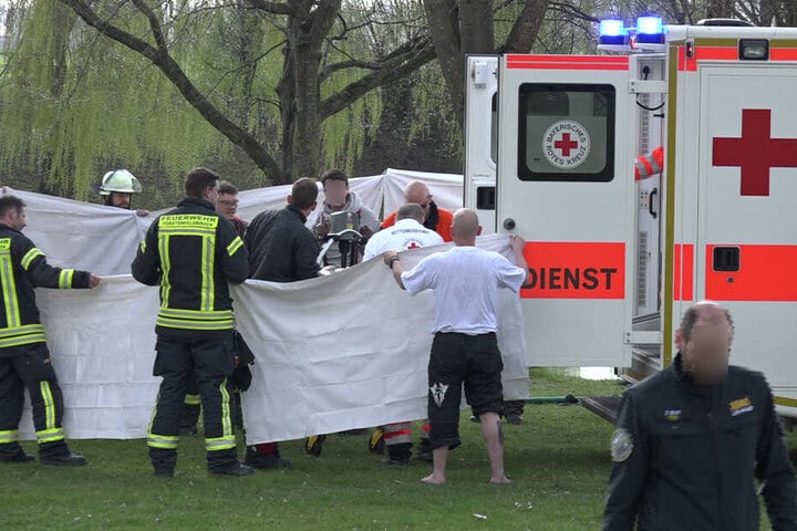 Unter laufender Reanimation wurde der Mann in ein Krankenhaus gebracht.