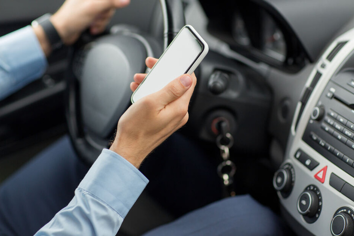 Der 48-Jährige filmte seinen Kontrahenten und wurde dafür von diesem im Auto geschlagen. (Symbolbild)