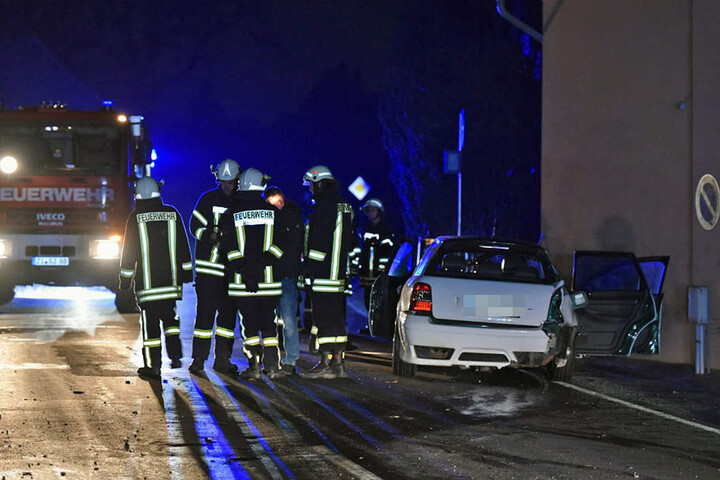 An dieser Hauswand kam der Audi schließlich zum Stehen.