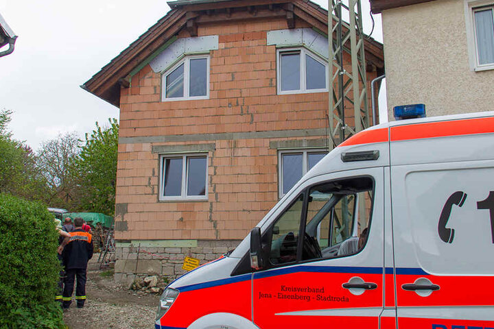 Mit schweren Rückenverletzungen wurde der Arbeiter in ein Klinikum gebracht.