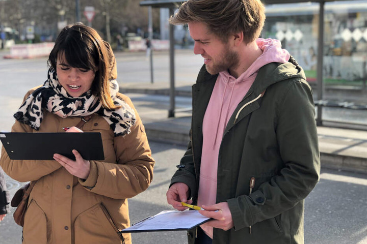 Am Potsdamer Hauptbahnhof wurden Unterschriften gesammelt. Kommen 20 Tausend zusammen, wird über den Modellversuch abgestimmt.