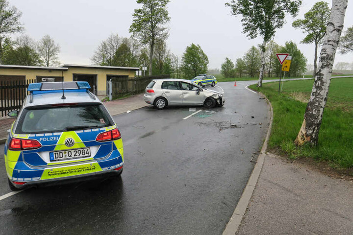 Auf der Schneeberger Straße krachte ein VW gegen einen Baum.