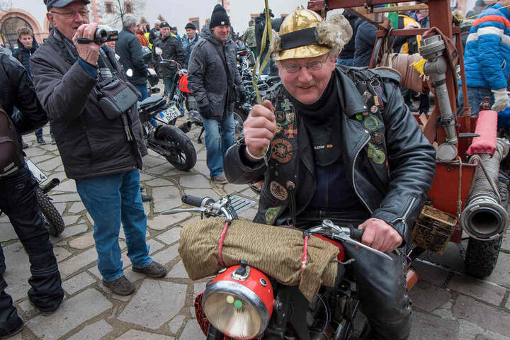 Achtung, hier kommt die Feuerwehr: Erzgebirgs-Biker Heiko Fischer (51) rückte mit seinem Feuerwehrmotorrad aus.