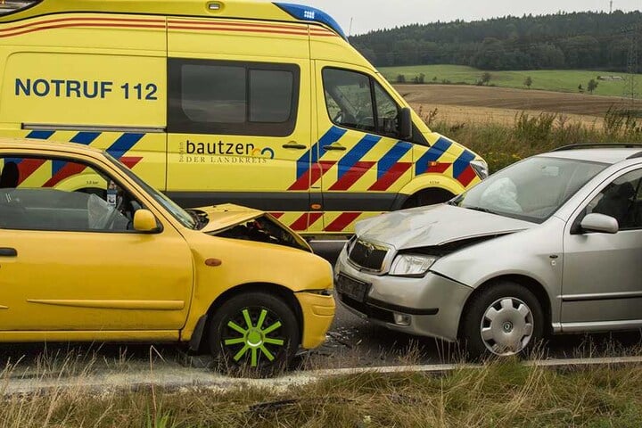 Die Insassen des Nissan wurden leicht verletzt. Nur ein vierjähriges Kind kam mit dem Schreck davon.