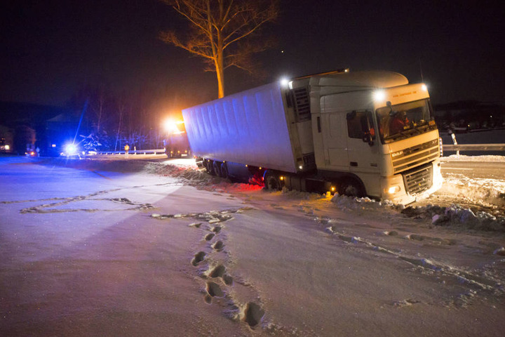 Der Laster hatte sich im Tiefschnee regelrecht festgefahren.
