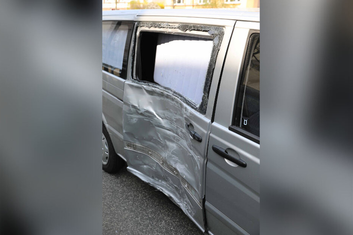 Der Leichenwagen wurde bei dem Unfall ordentlich demoliert.