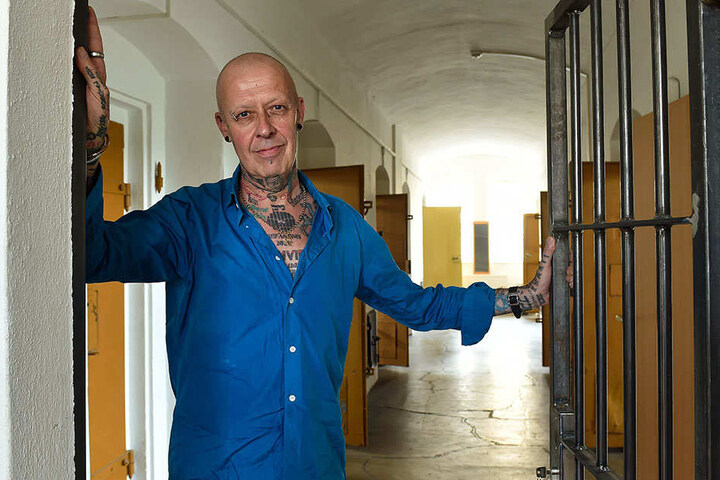 Nicholas Osbourne (59) kaufte die ehemalige JVA Großenhain 2016. Nun bietet er authentische Gefängnisaufenthalte an - mit Rollenspiel nach Wunsch.