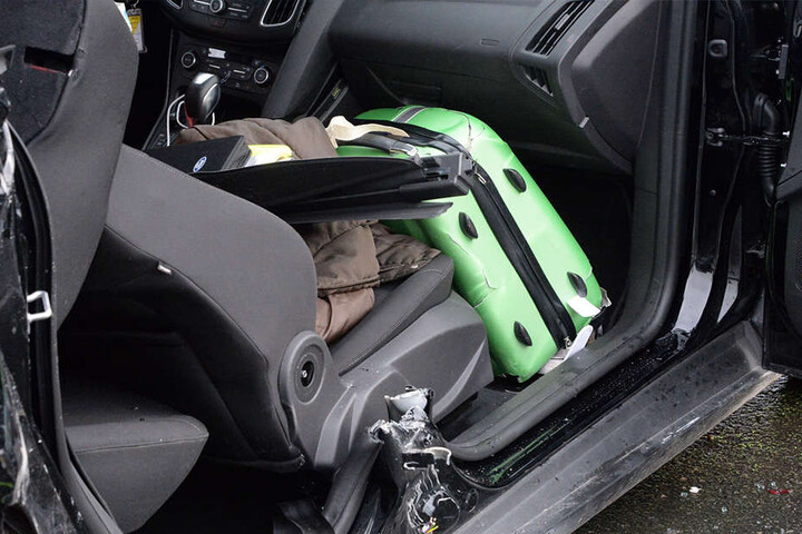 Die Frauen wurden in ihrem Auto eingeklemmt.