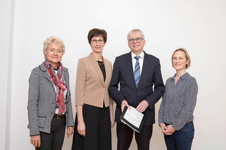 Anja Stephan (55), Chefin der Dresdner Bildungagentur, mit Schulleiterin Kerstin Ines Müller (47), Bürgermeister Hartmut Vorjohann (53) und Kristina-Maria Kühne (44, r.)