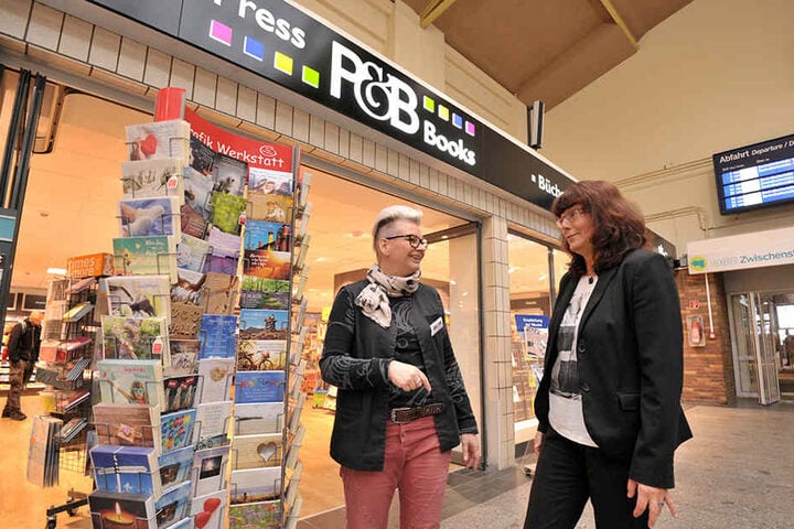 Managerin Stuhr (r.) will dafür sorgen, dass Kristin Geißler vom Bahnhofsbuchhandel noch mehr Nachbarn und Kunden bekommt.