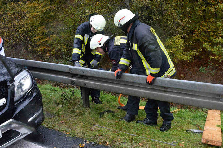 Die Einsatzkräfte mussten die Leitplanke abmontieren.