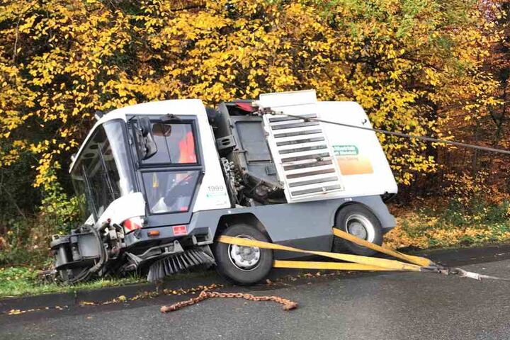 Mit Hilfe von zwei Seilwinden wurde die Kehrmaschine zurück auf die Straße gezogen.