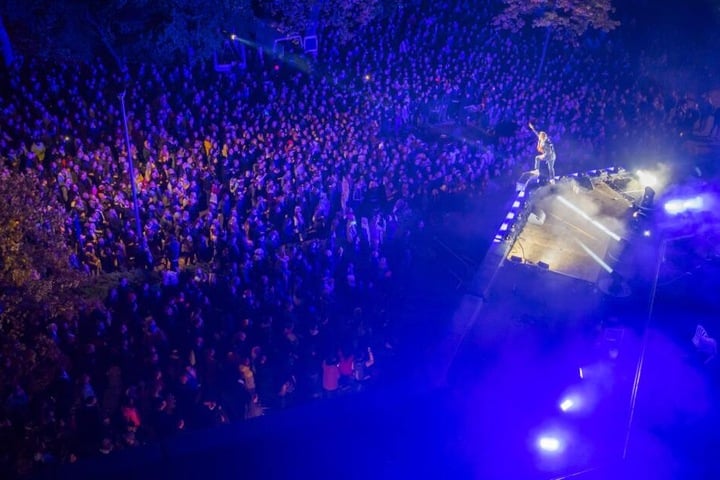 Hunderte Fans waren beim Spontan-Konzert. Kummers Bühne war das Dach seines Plattenladens.