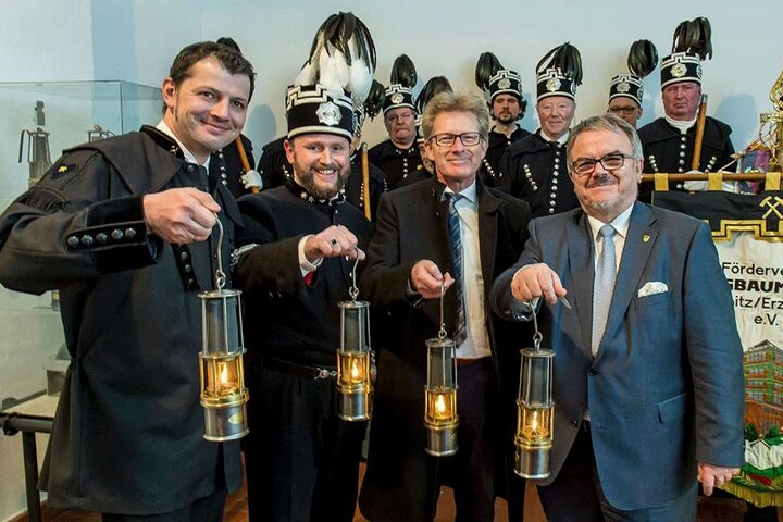 Museumsdirektor Jan Färber (39, l.) freut sich über die neue Geleuchtsammlung, die im Bergbaumuseum in Oelsnitz zu sehen ist.