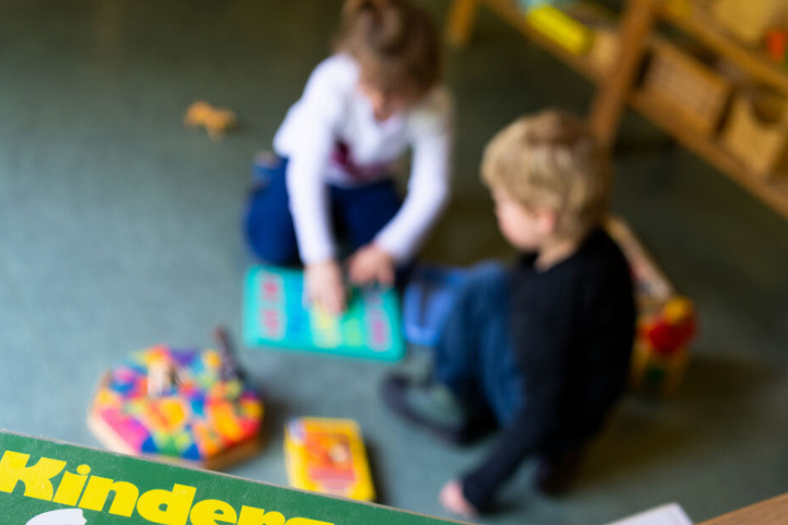 Die Kinder spielten zusammen, dann kletterte das Mädchen auf eine Kommode und öffnete ein Fenster. (Symbolbild)